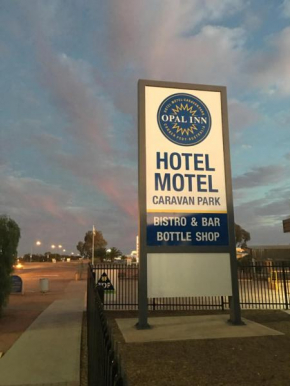 Гостиница Opal Inn Hotel, Motel, Caravan Park  Кубер-Педи